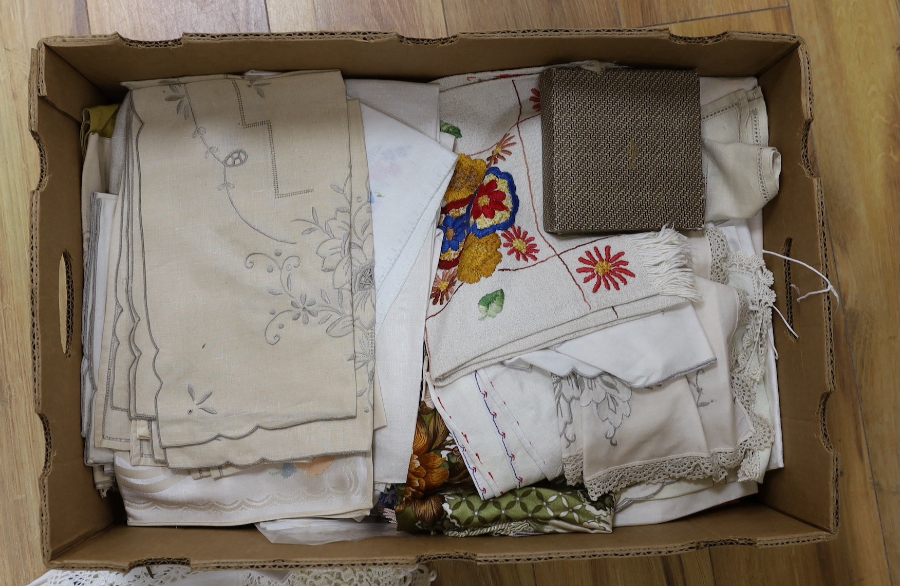 A quantity of vintage linen and lace